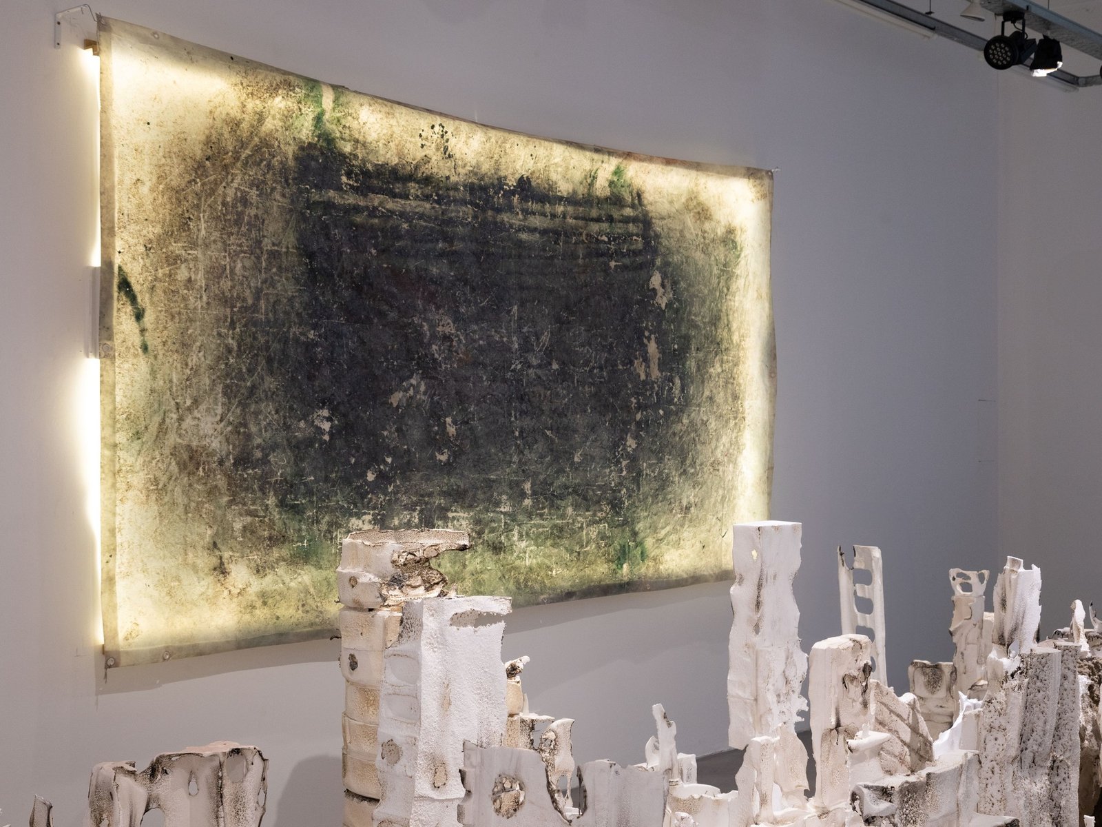 materiales de descarte convertidos en ciudad