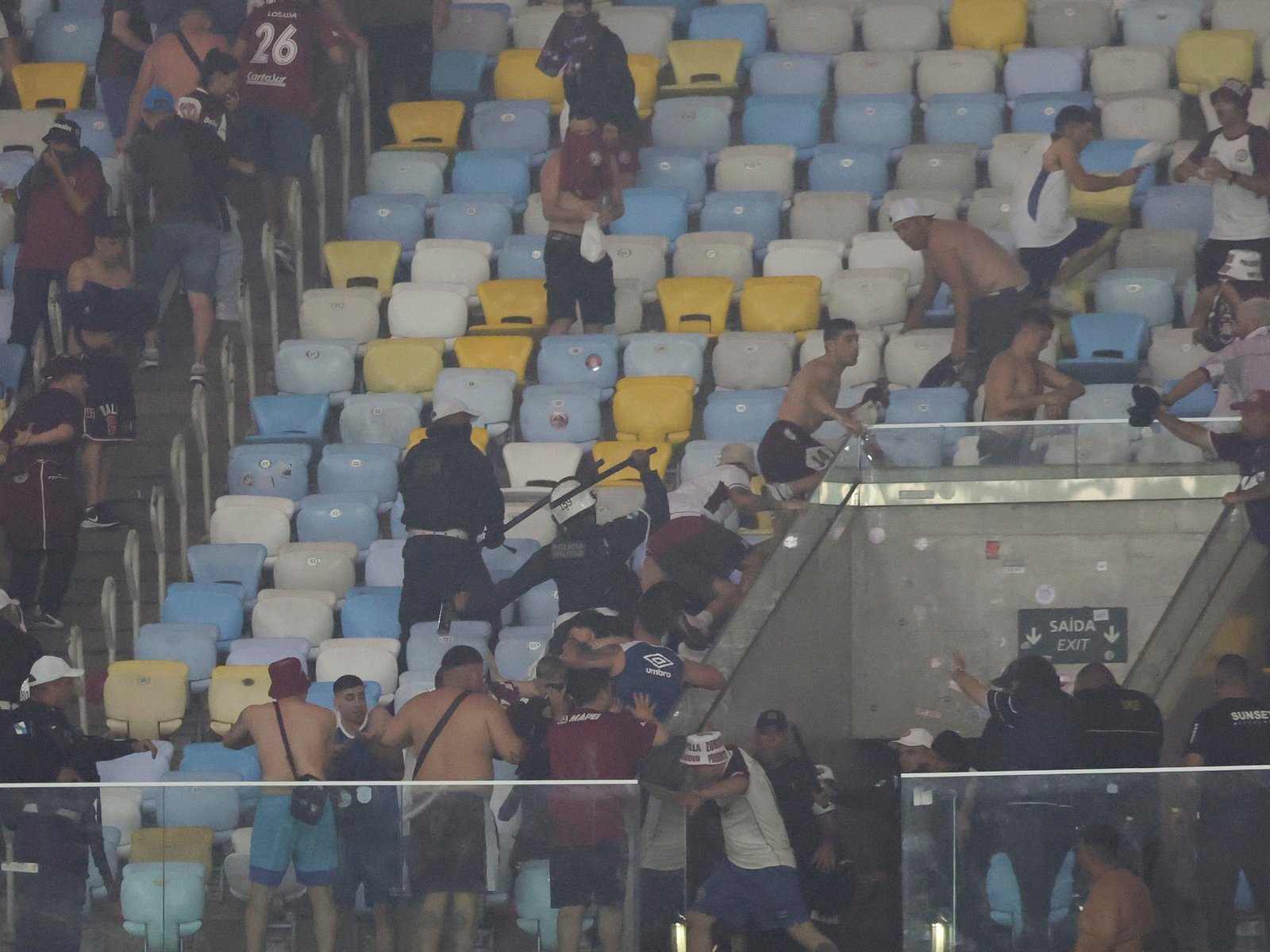 palazos y gases de la Policía contra los fanáticos de Lanús vs Fluminense