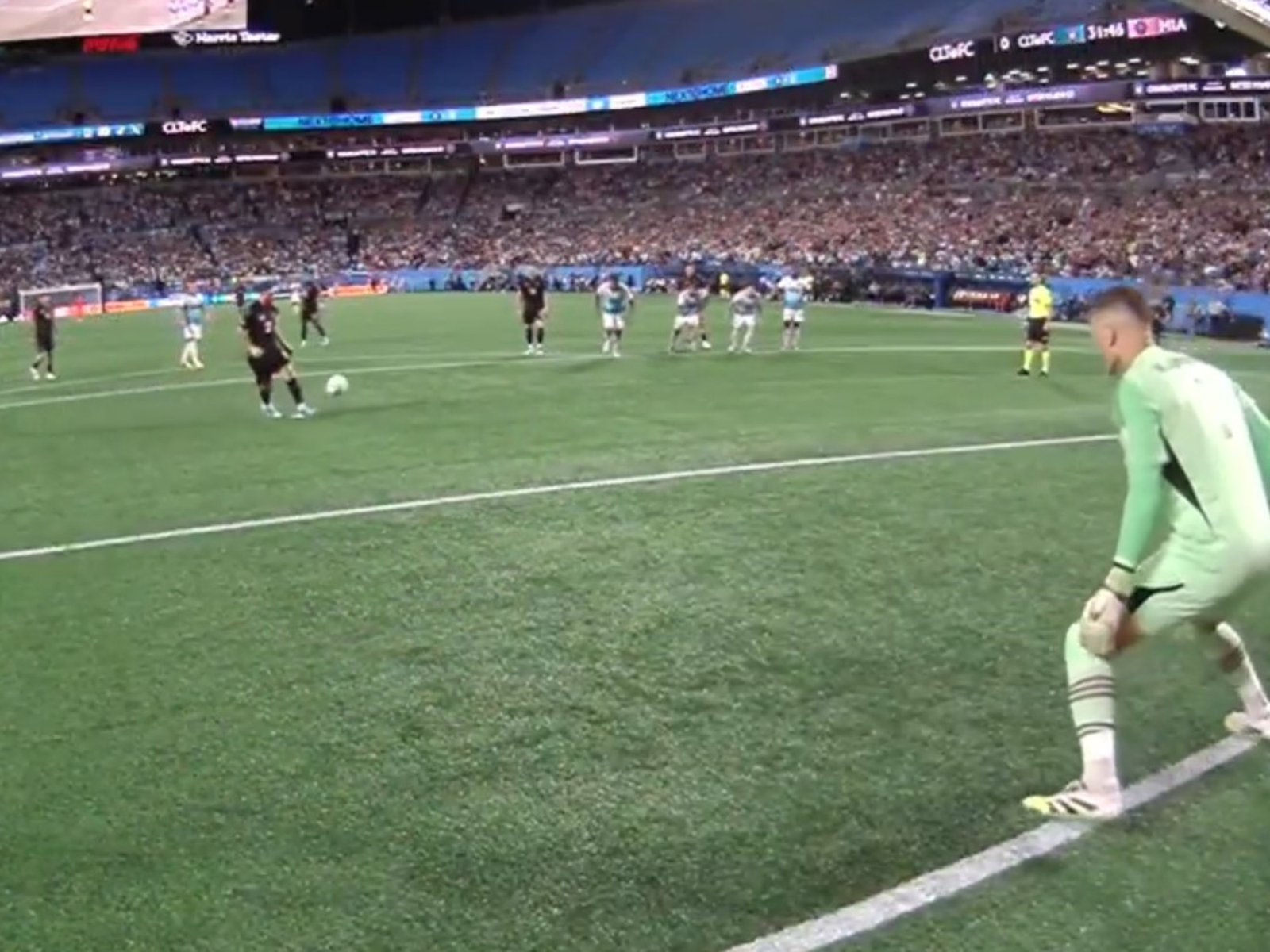 quiso picar un penal, se lo atajaron y en la jugada siguiente Charlotte FC marcó el 1-0 en la MLS