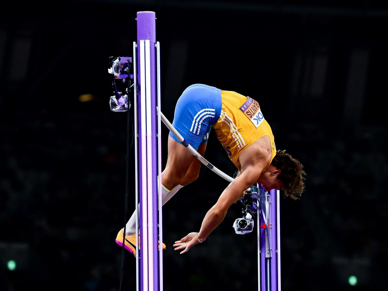 saltó 6,30 metros, destrozó su propio récord mundial por 13° vez y es la superestrella del atletismo