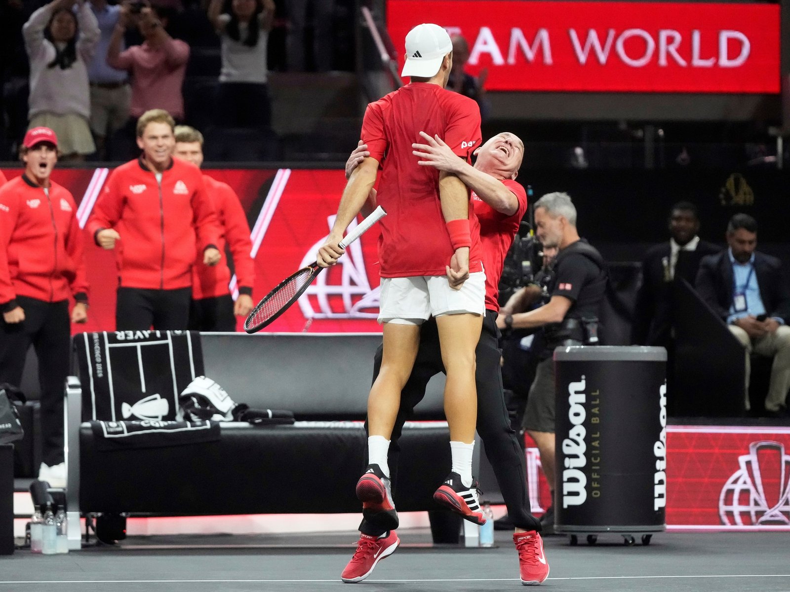 salto, risas y abrazos con André Agassi, al que casi noquea