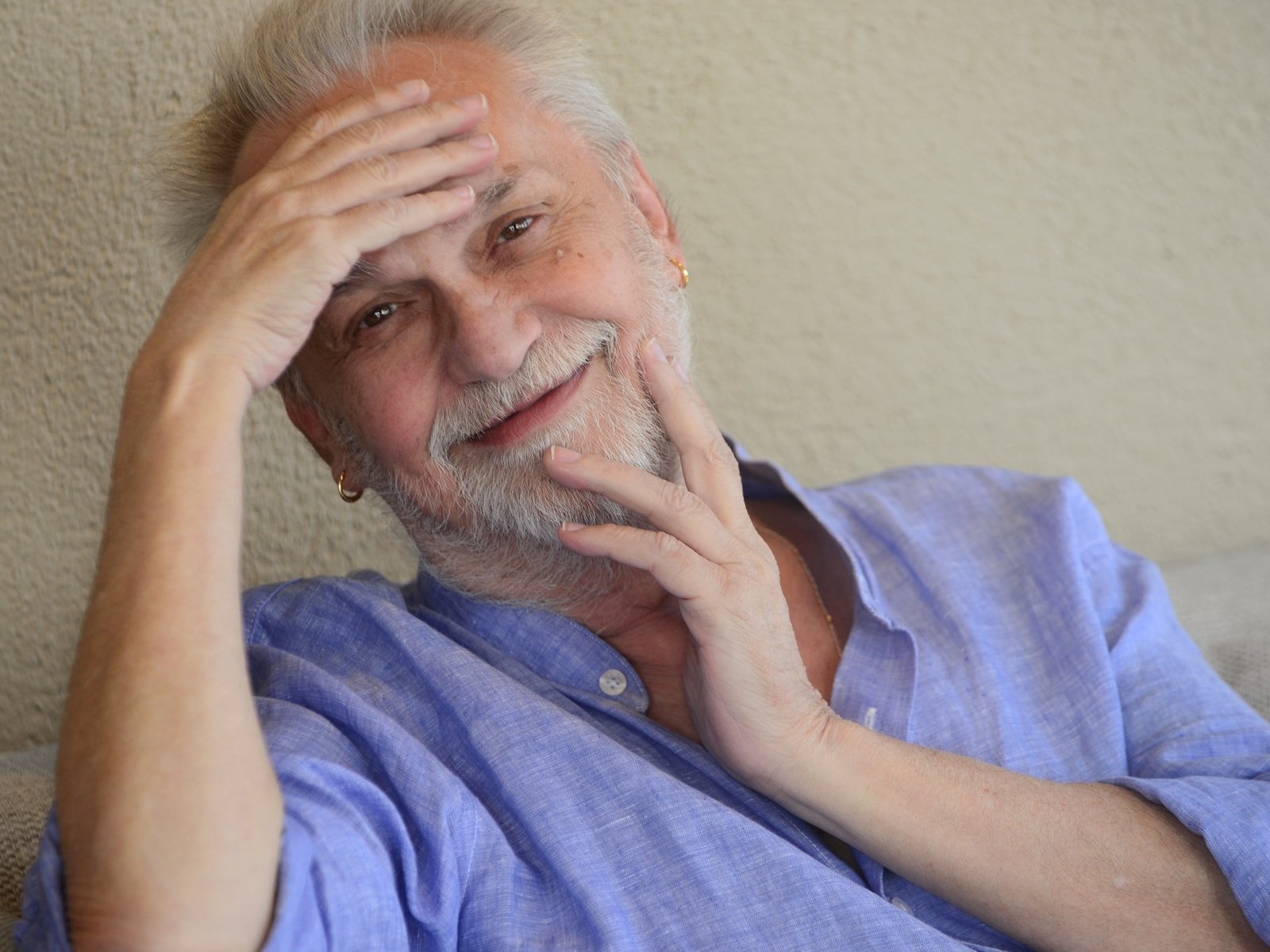 su madre torturada por nazis, excesos, búsqueda espiritual y su amistad con Spinetta y Charly