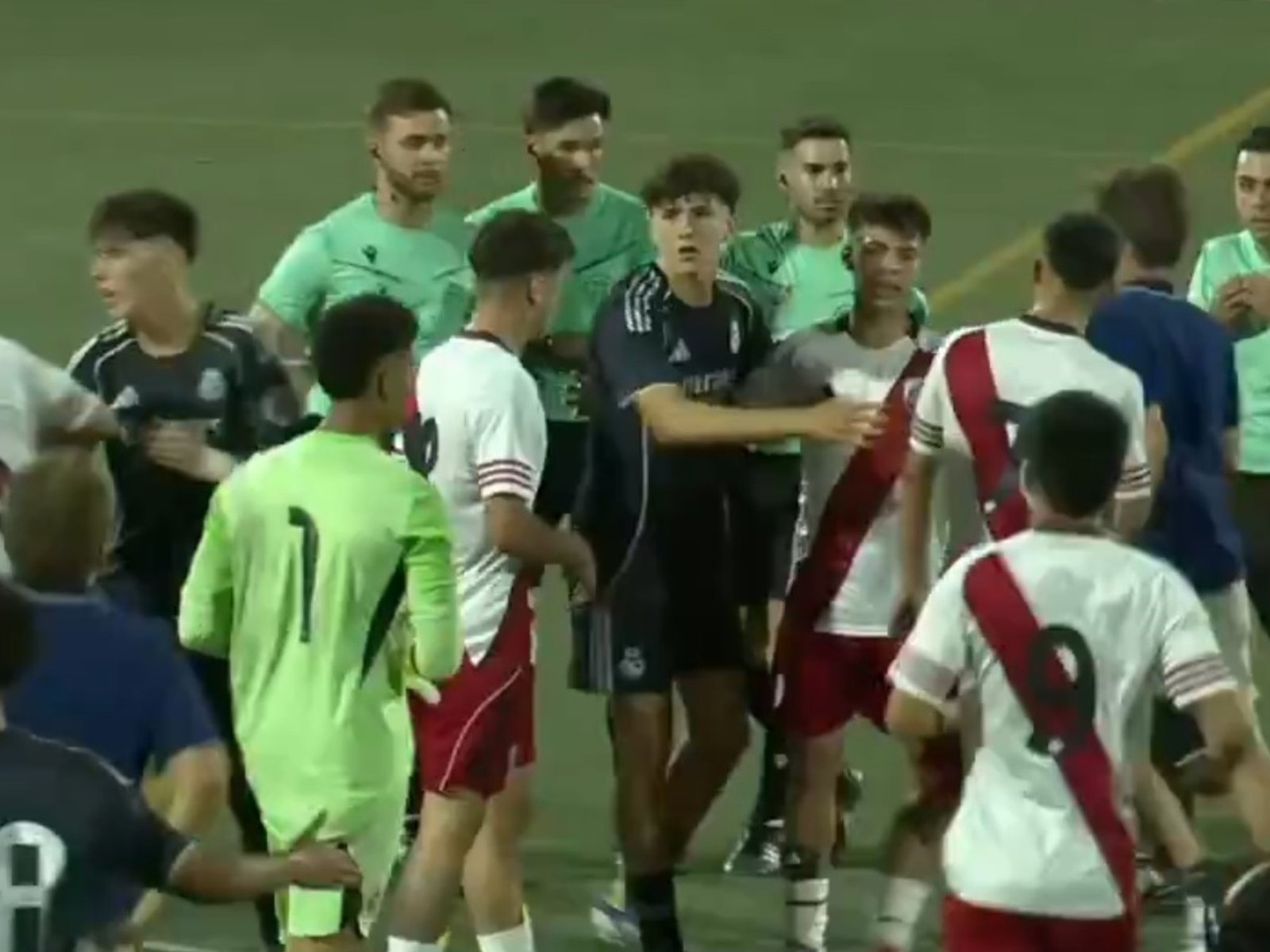 tres expulsados, gestos al público y dura derrota ante el Real Madrid