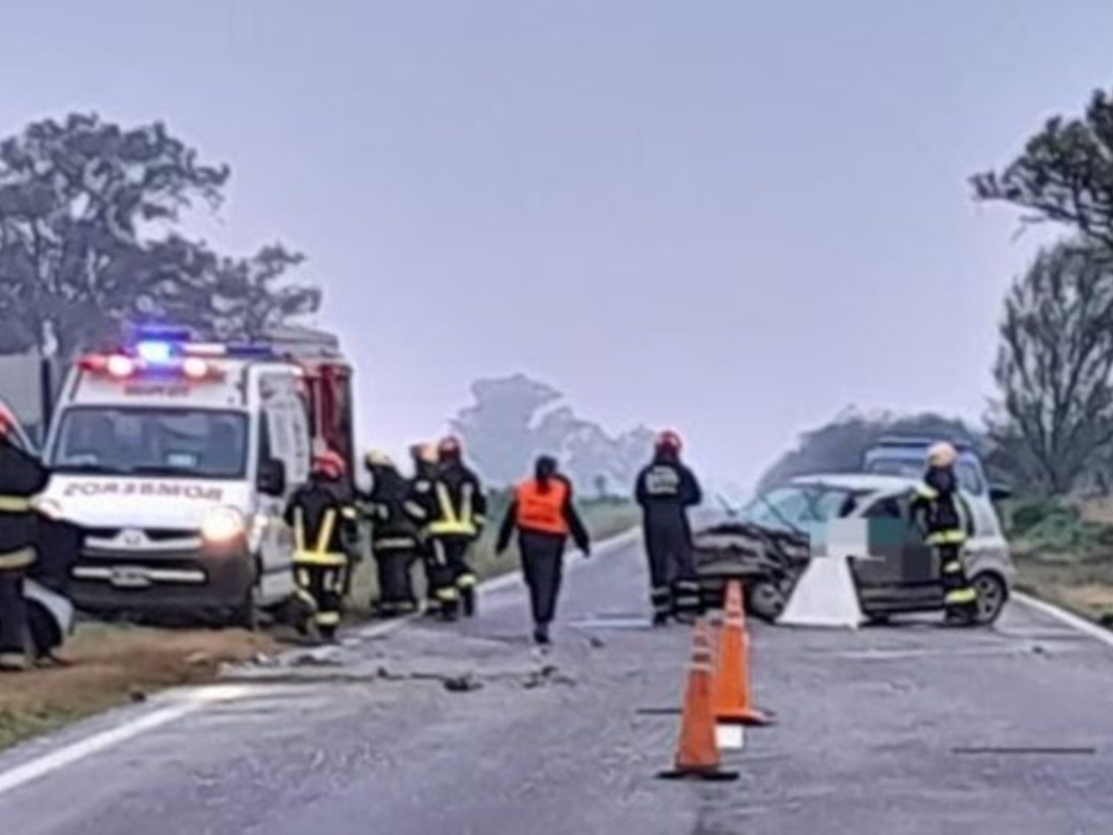 tres personas murieron por el choque frontal de dos autos en una ruta