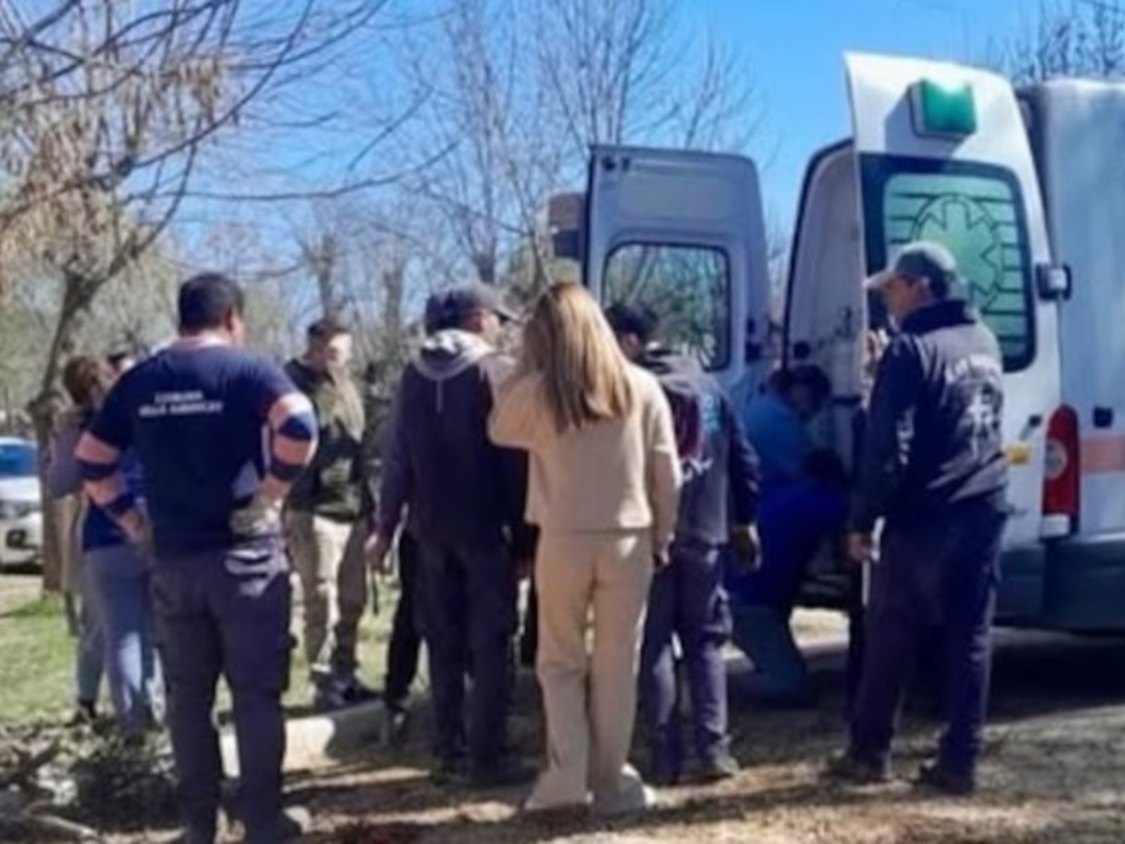 un bombero voluntario murió tras caer desde seis metros cuando hacía tareas de poda en la calle