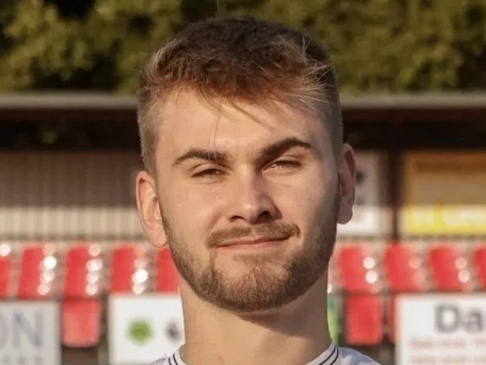 un ex Arsenal murió luego de pegarse la cabeza contra un muro en pleno partido