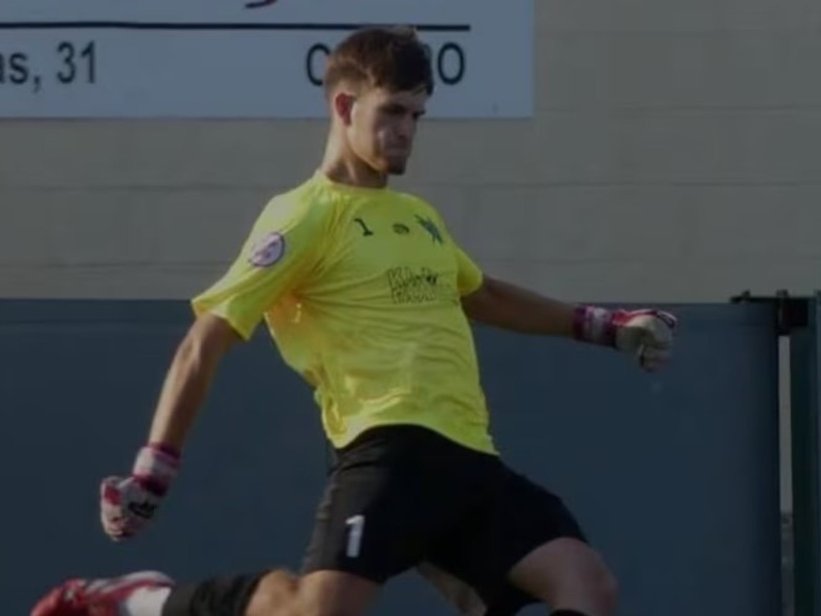 un joven arquero murió después de chocar su cabeza contra un rival dentro del área