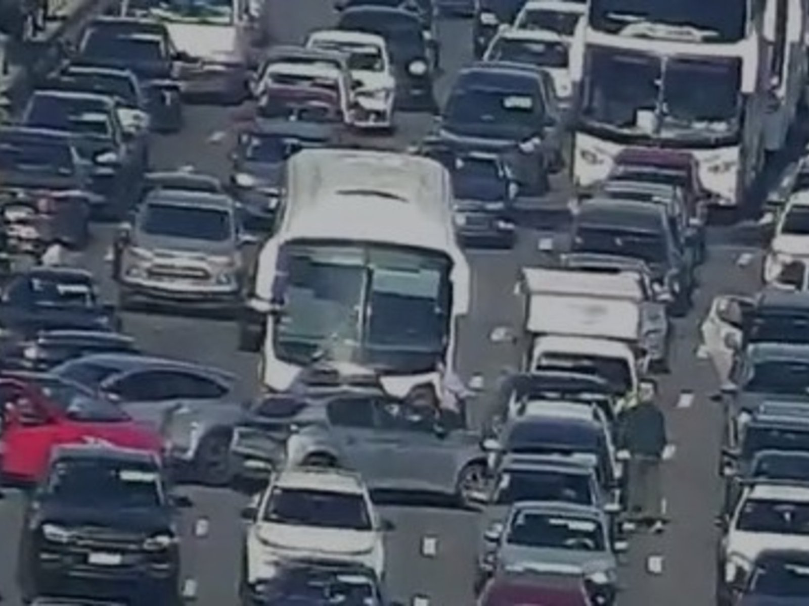 un micro se llevó puestos a nueve autos que estaban frenados en el tránsito