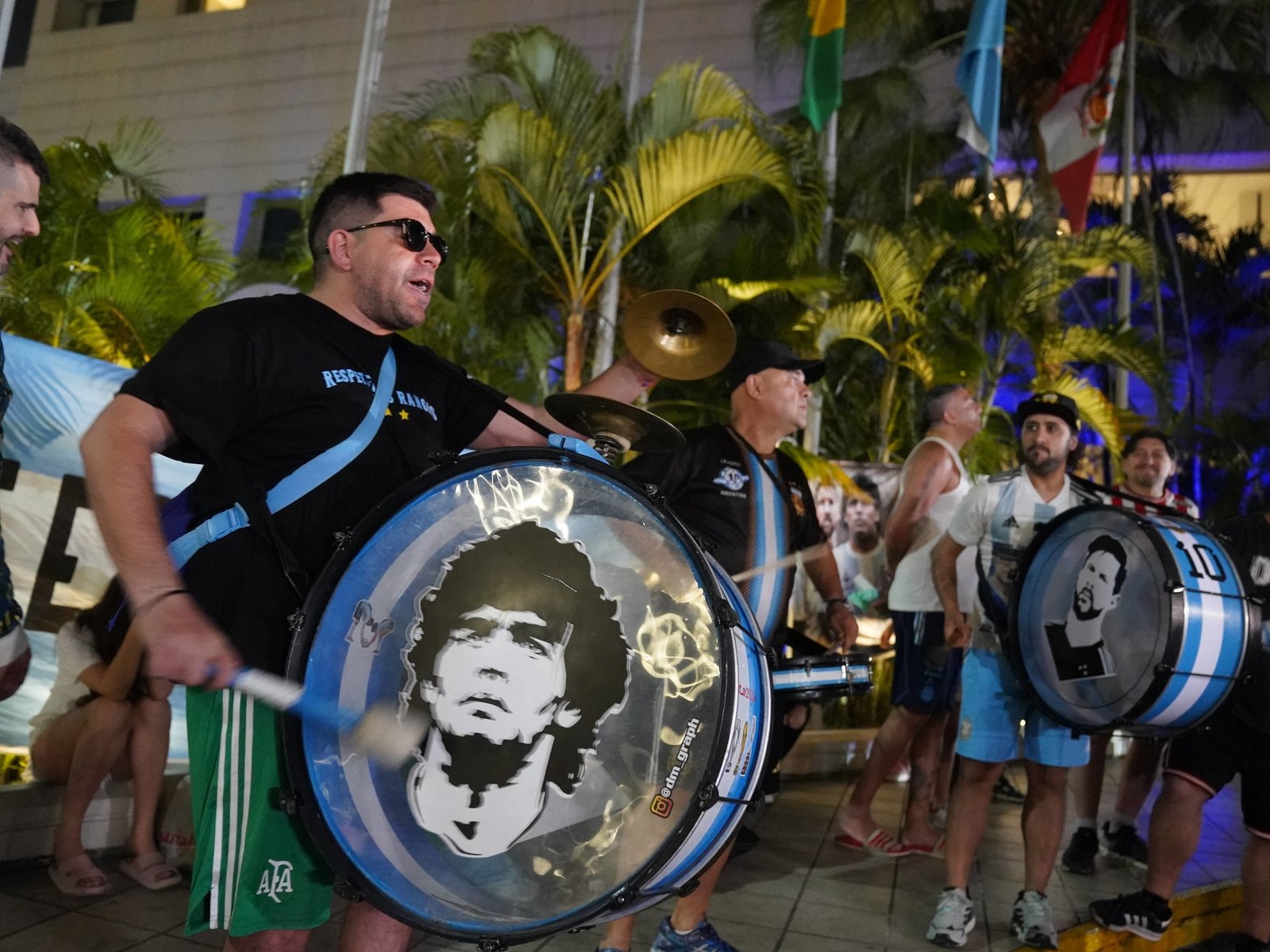 un puñado de fieles hinchas argentinos, los curiosos y un ingreso raudo para esperar por el partido vs Ecuador