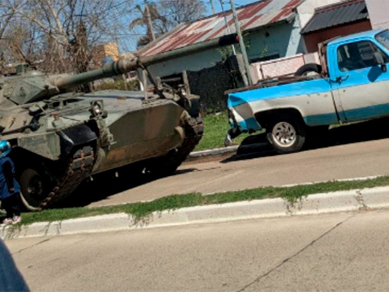 un tanque de guerra chocó a una camioneta en plena ciudad de Concordia
