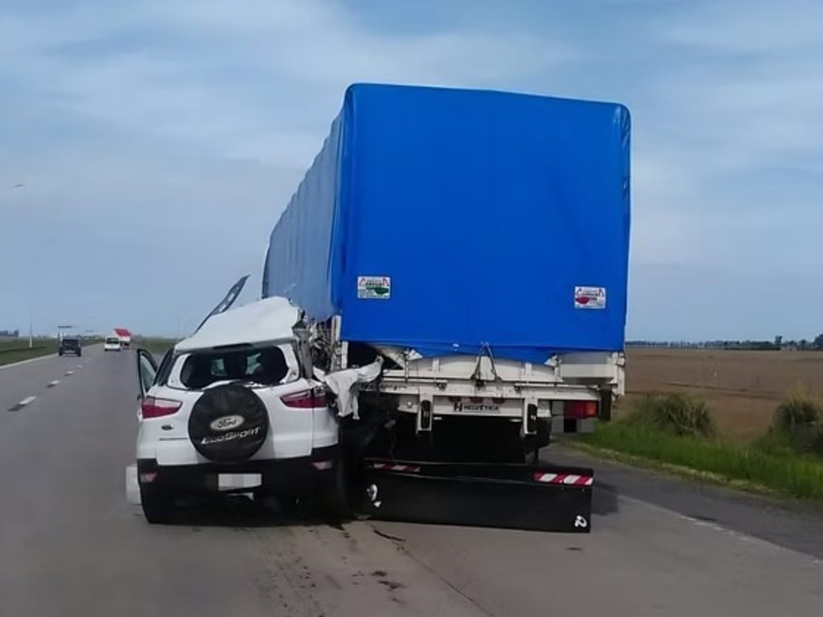 una camioneta chocó con un camión y murió una persona