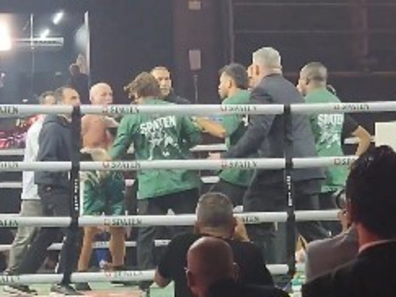 una ex estrella de la UFC quedó inconsciente en el ring