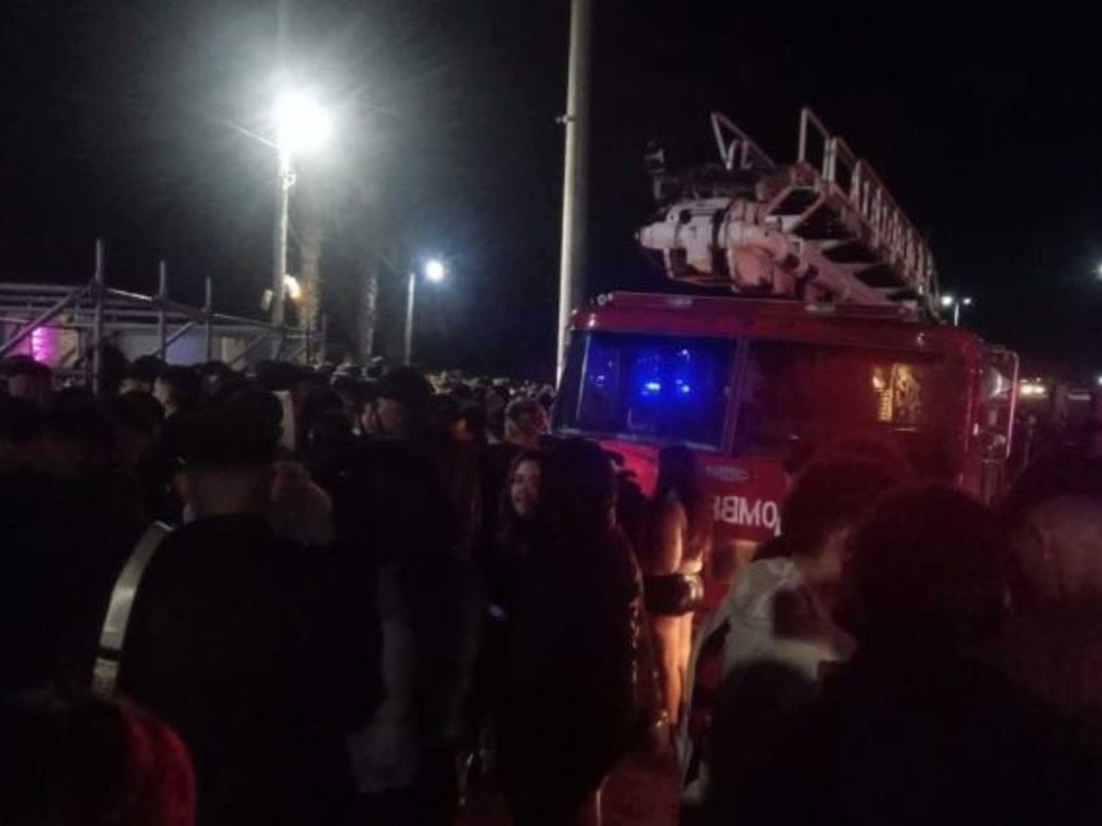 una falla eléctrica generó un feroz incendio en un local repleto de jóvenes