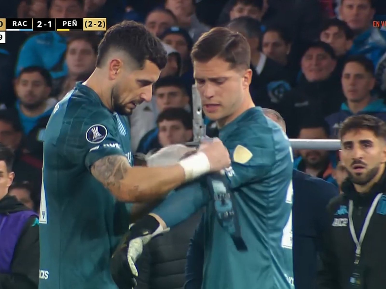 ¿Arias o Cambeses? Los argumentos de Gustavo Costas para decidir quién se queda con el arco de Racing