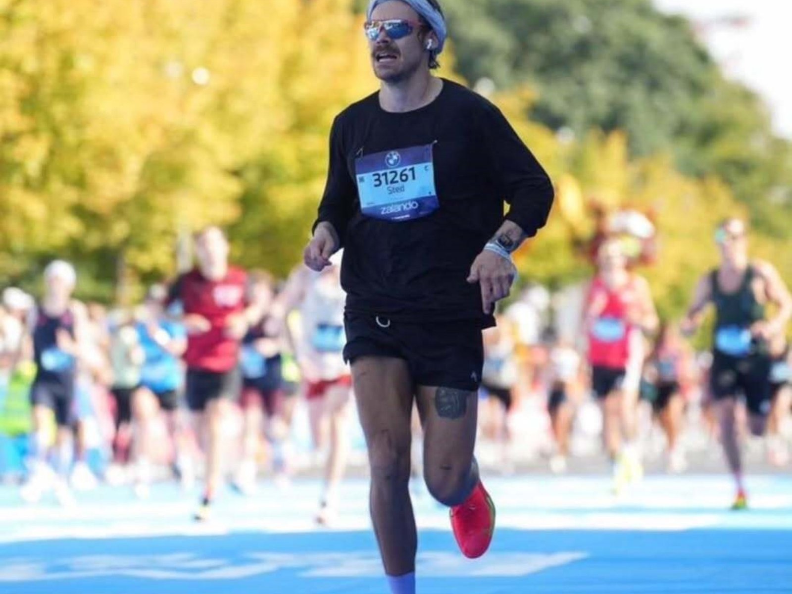 ¿qué nombre utilizó para pasar desapercibido?