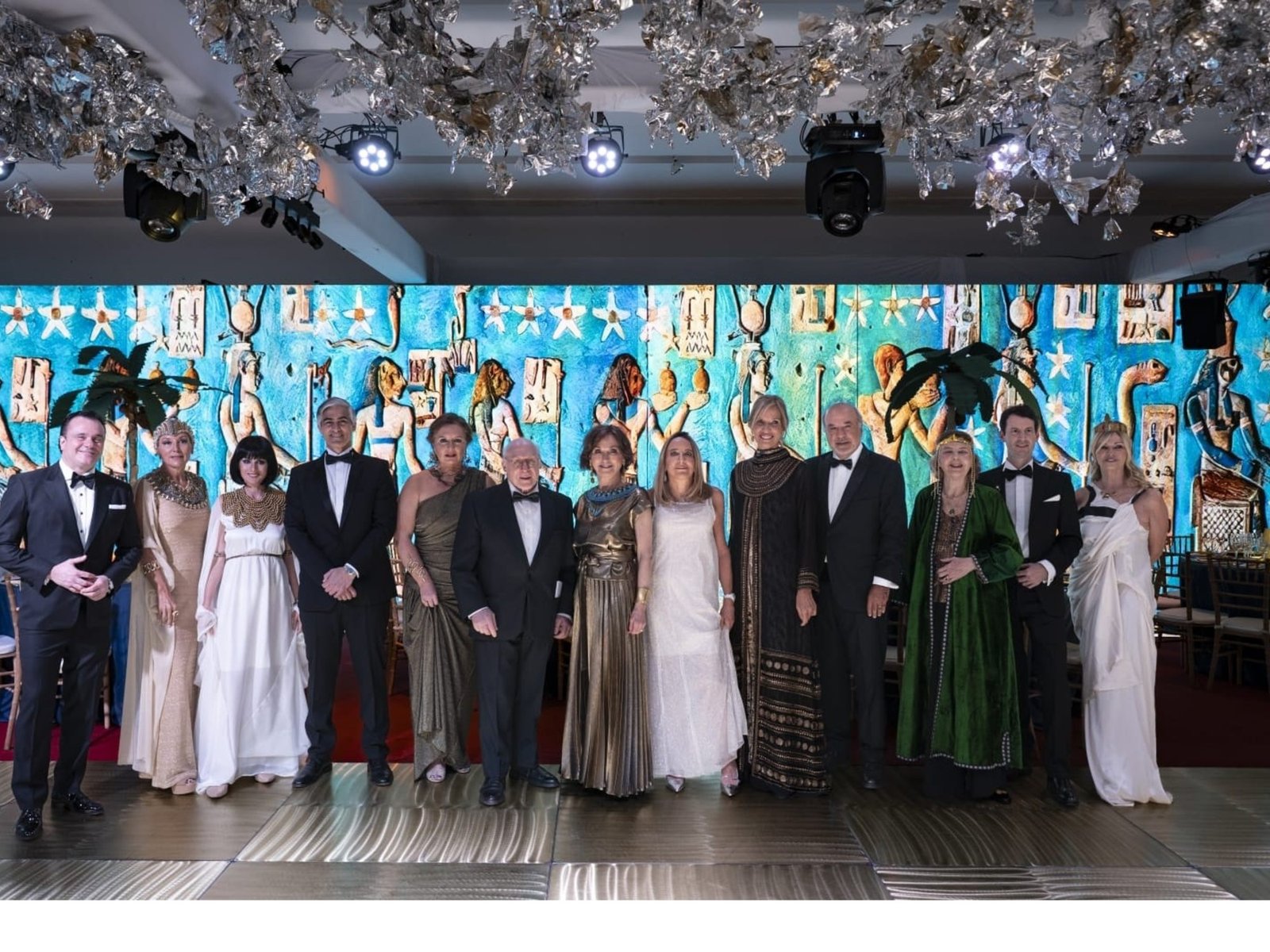 Amigos del Bellas Artes recaudan 170 mil dólares en una gala inspirada en el Antiguo Egipto. Roemmers prometió una gran donación para ampliar el Museo