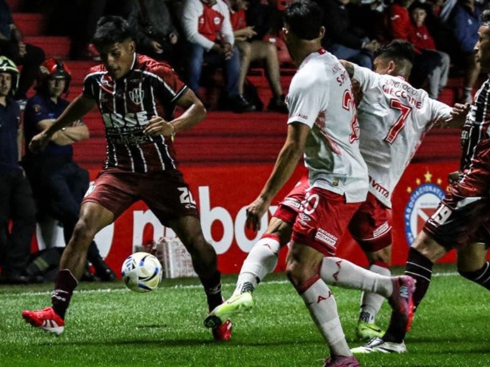Argentinos Juniors no le ganó a Central Córdoba porque cuando Molina remató al gol un compañero le ahogó el grito