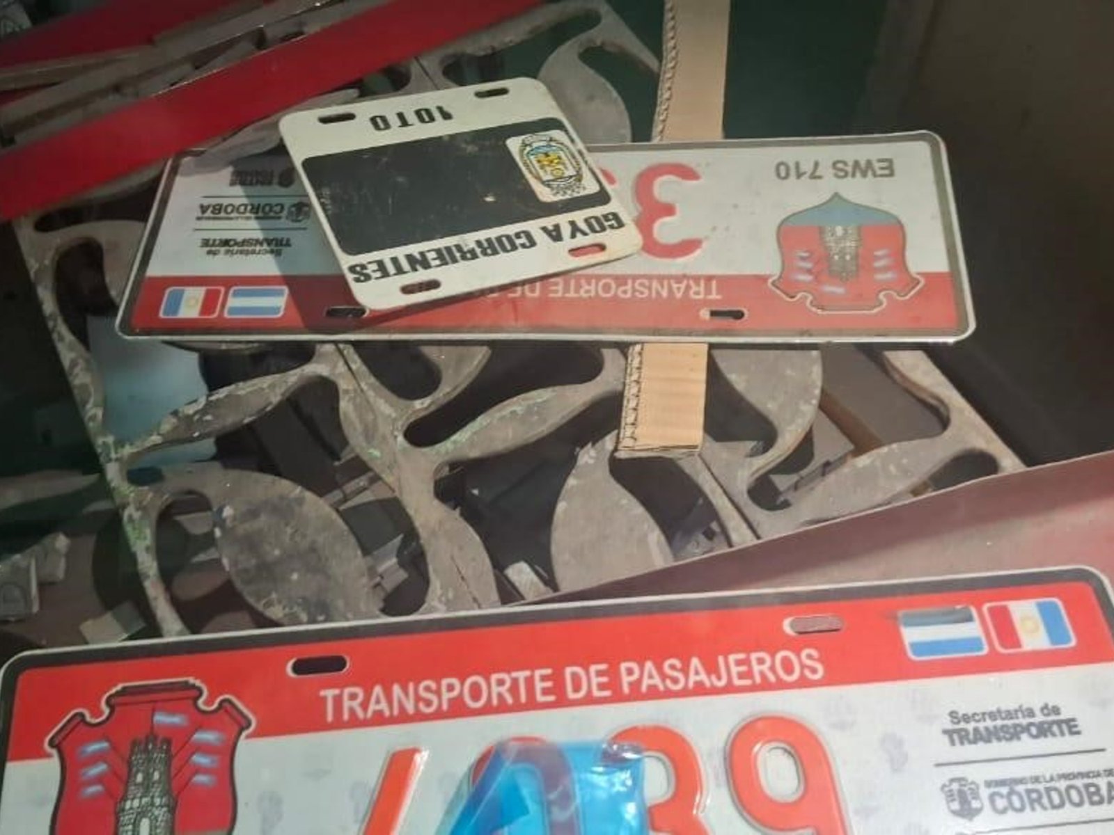 Cayó una banda que fabricaba patentes truchas y las vendía por Marketplace