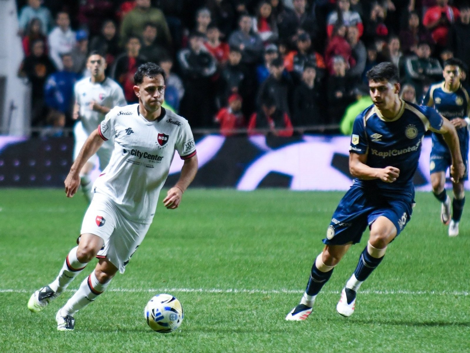 Con el debut de Chiquito Romero, Argentinos se lo dio vuelta a Newell’s y entró en zona de Copa Libertadores