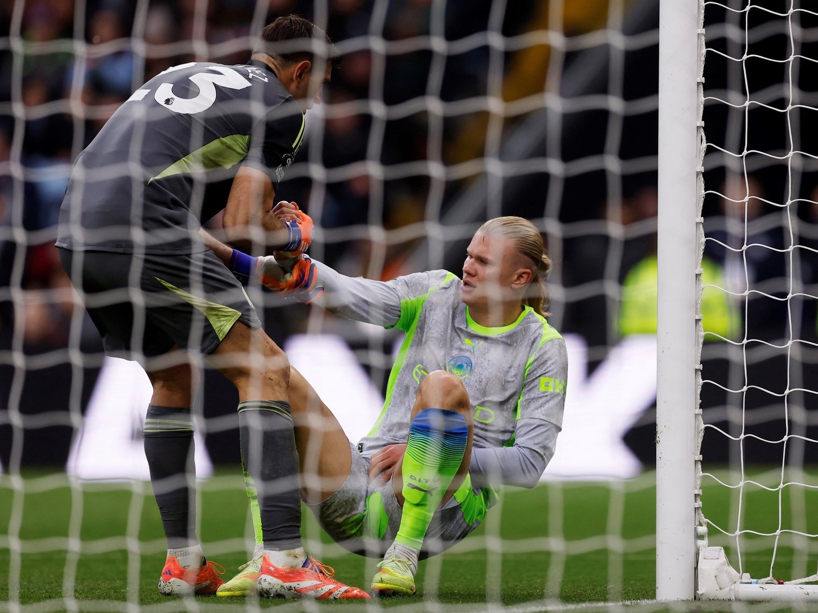 Dibu Martínez dejó seco a Haaland y el Aston Villa le ganó al Manchester City, que se aleja del líder Arsenal en la Premier League