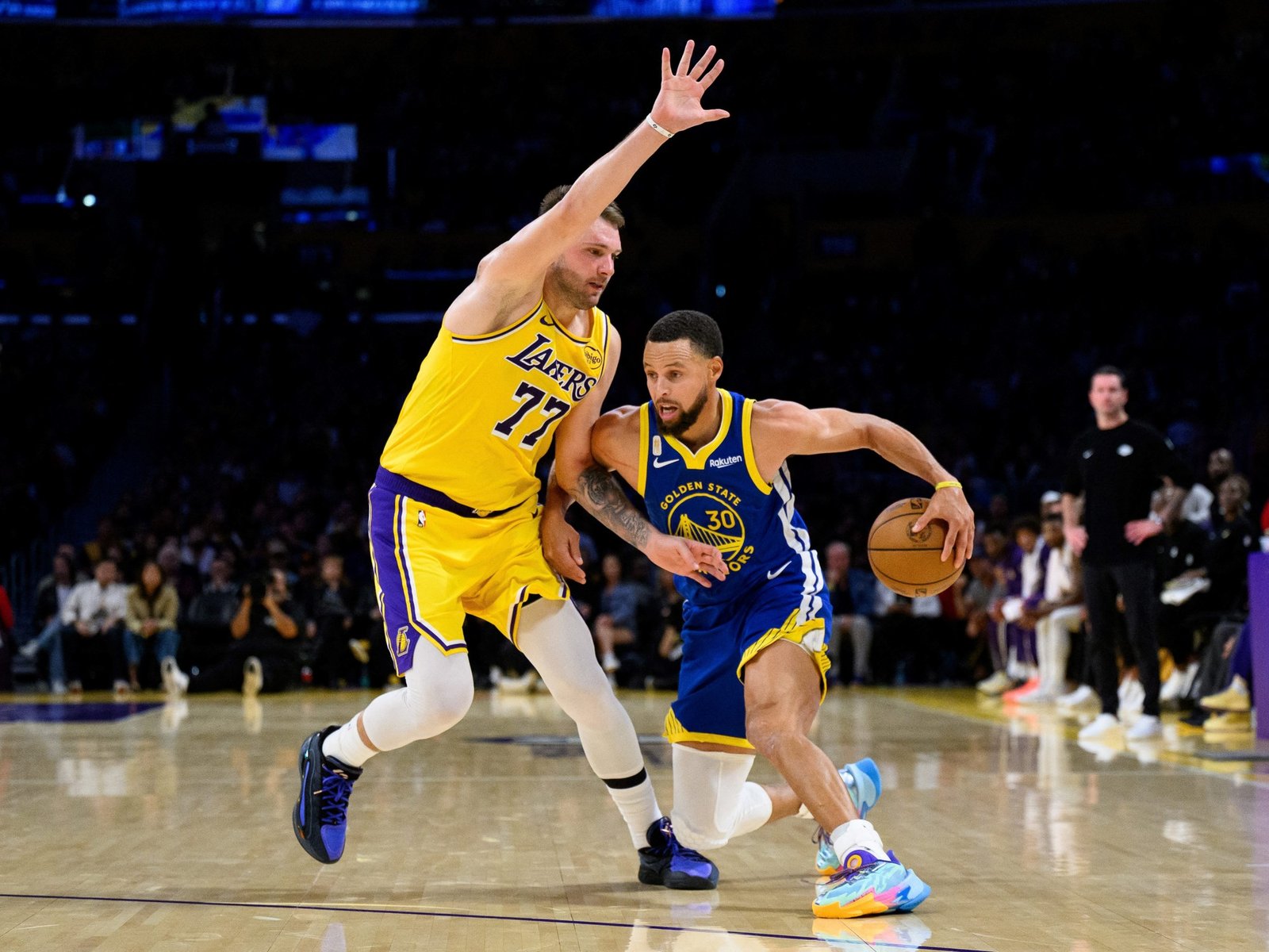 Doncic no pudo impedir la caída de los Lakers ante los Warriors de Curry y ganó el campeón, Oklahoma City