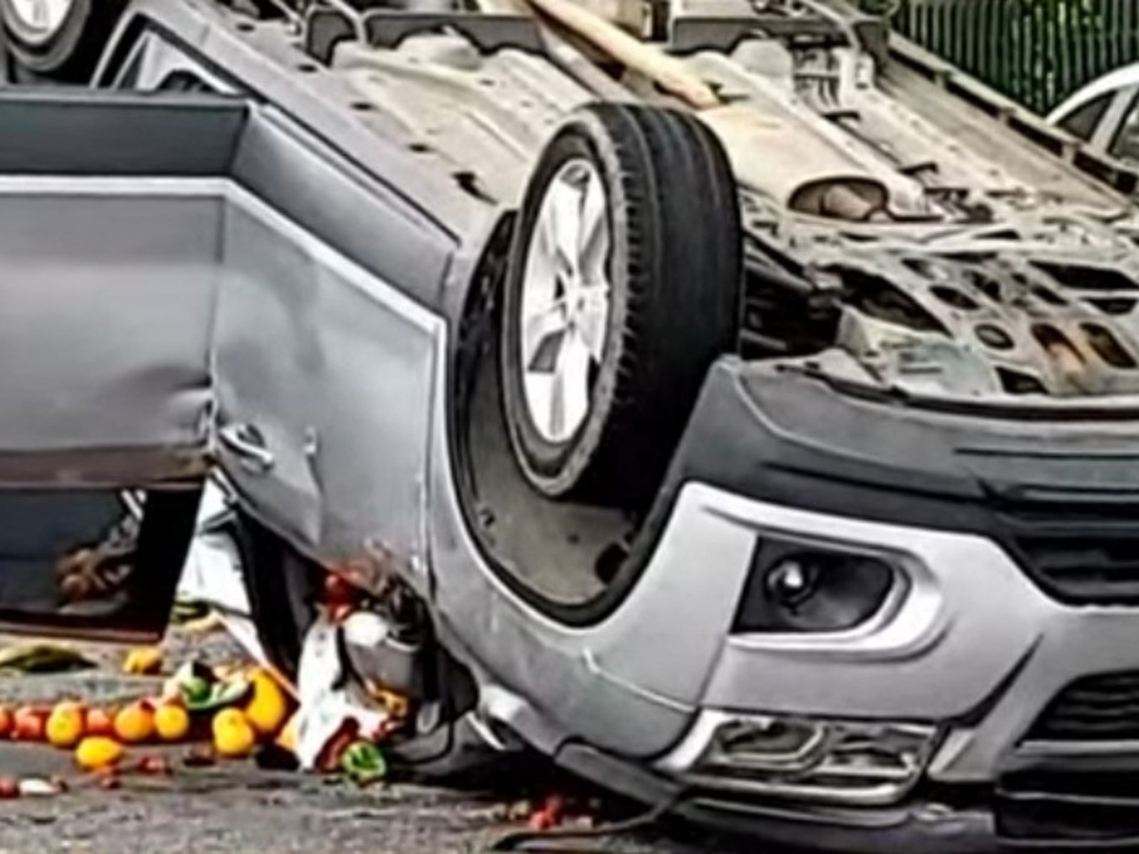 Dramático choque en cadena y vuelco en Parque Centenario: hay un herido