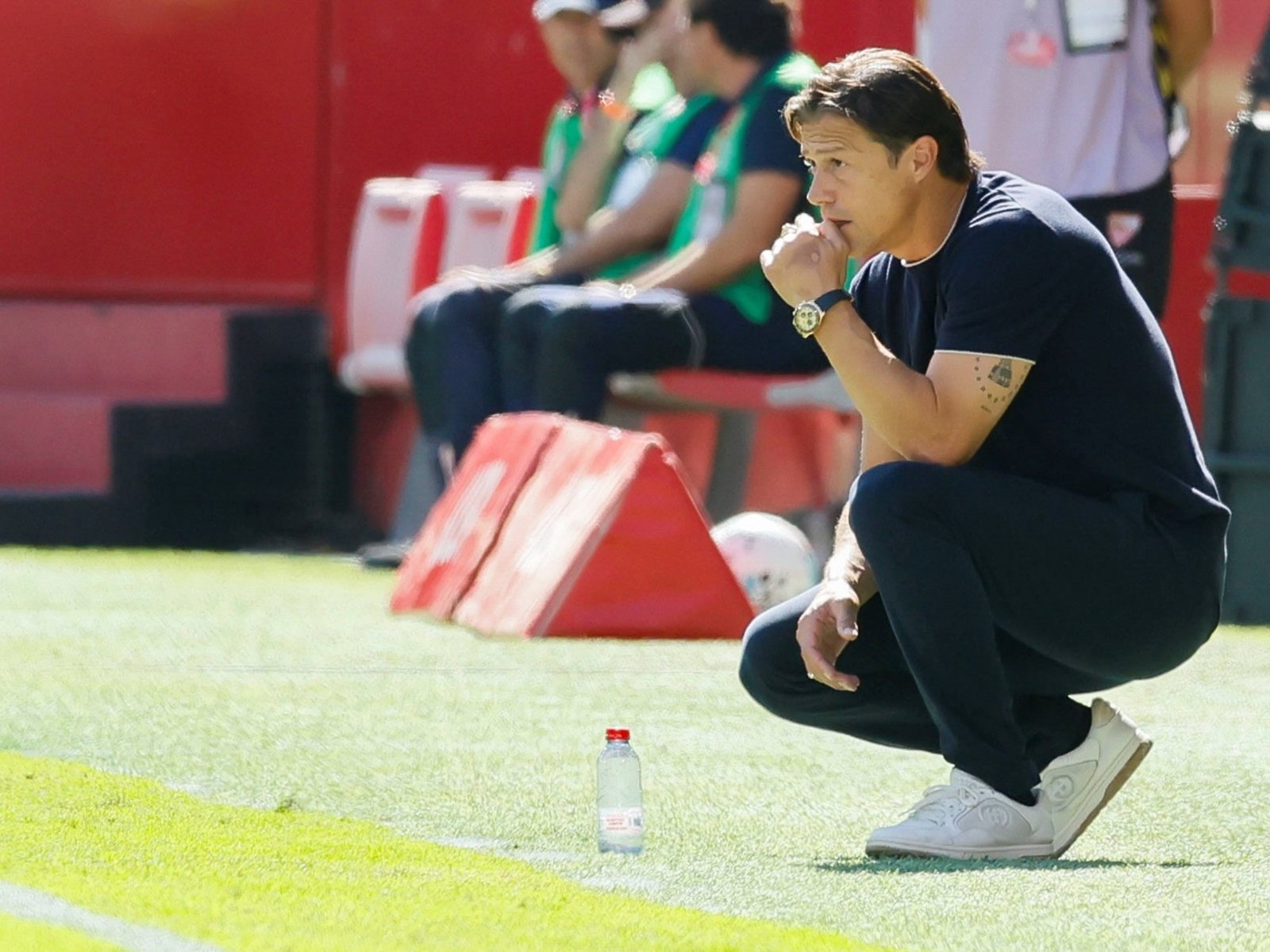 El Sevilla de Almeyda recibió un duro golpe en casa después de la euforia por la goleada al Barcelona