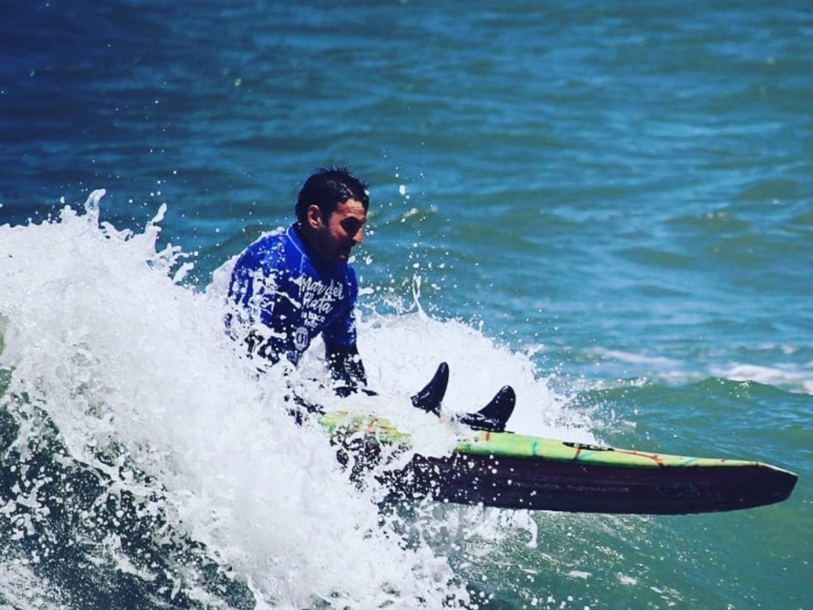 El campeón de surf que se volvió viral por su particular entrenamiento y reclama más rampas en Mar del Plata