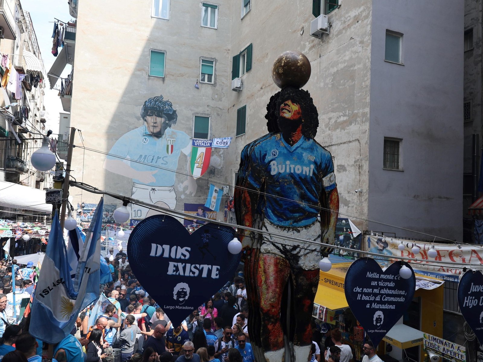 El municipio de Nápoles regularizaría la venta de productos de Maradona :: Olé