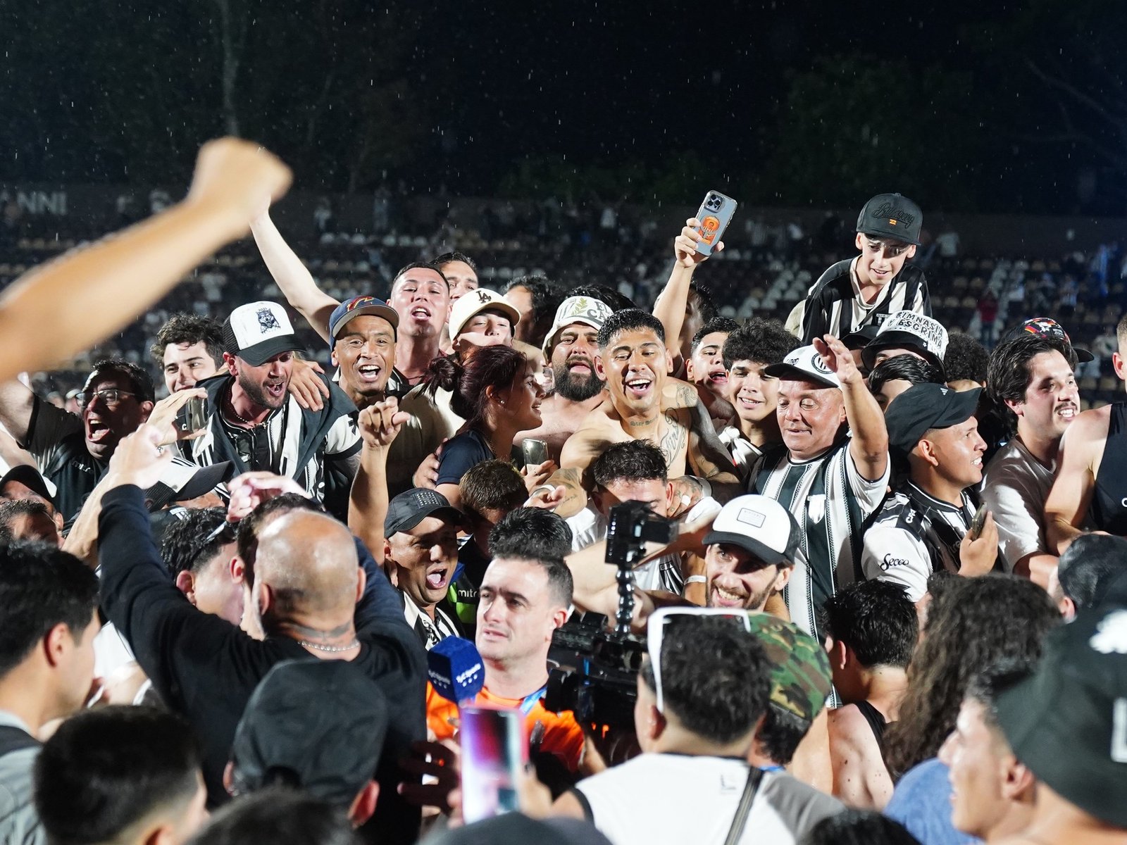 Gimnasia de Mendoza le ganó a Deportivo Madryn por penales en una noche llena de polémicas con el VAR y ascendió a Primera División