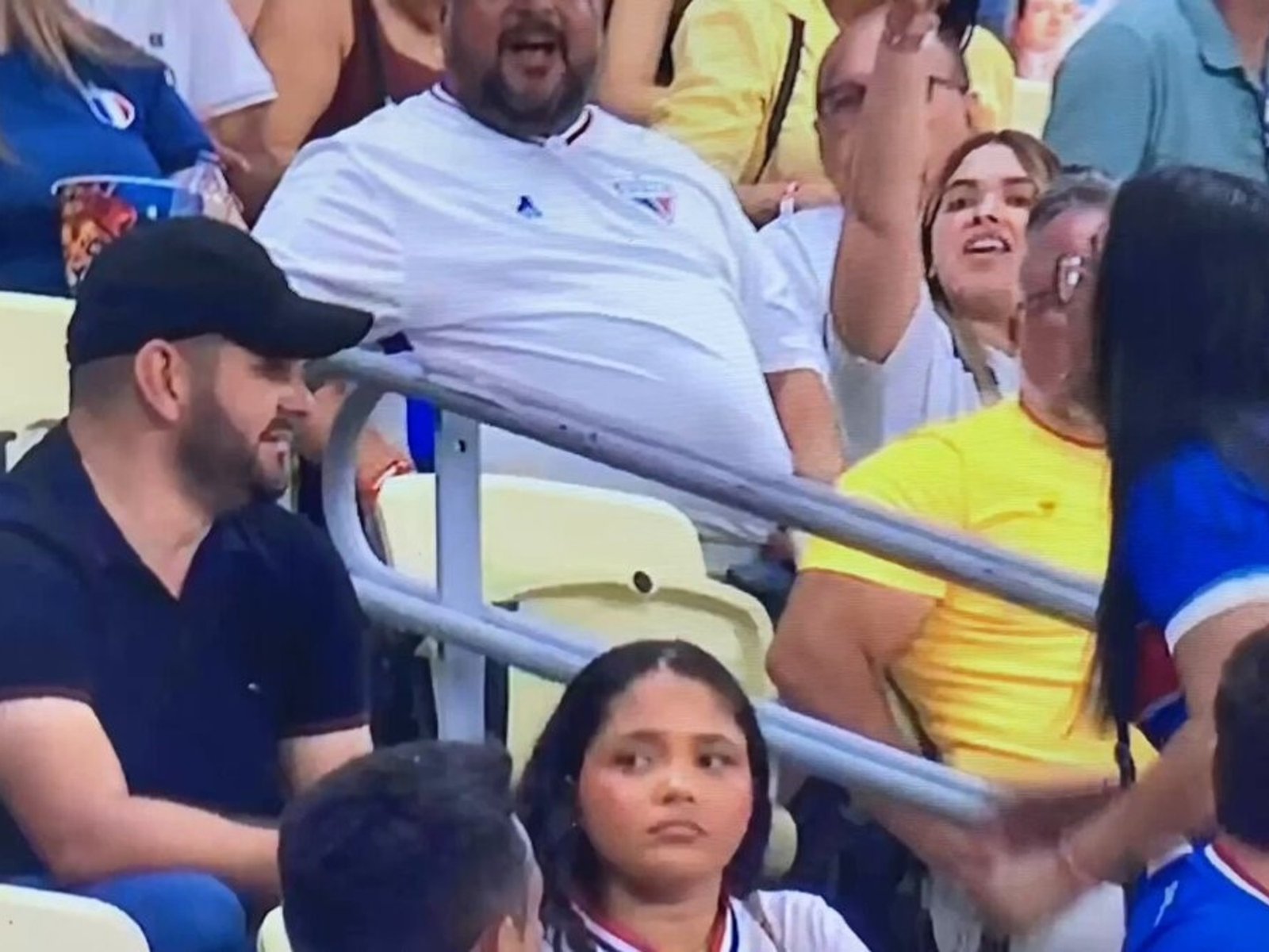 Hinchas de Flamengo se hicieron pasar por neutrales y fueron increpados por la parcialidad de Fortaleza :: Olé