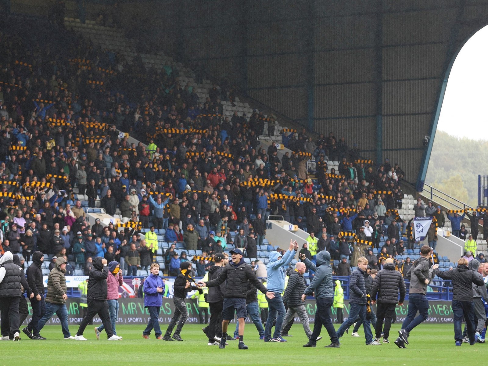 Inglaterra: hinchas invaden la cancha y suspenden el partido como protesta contra los dirigentes del club :: Olé