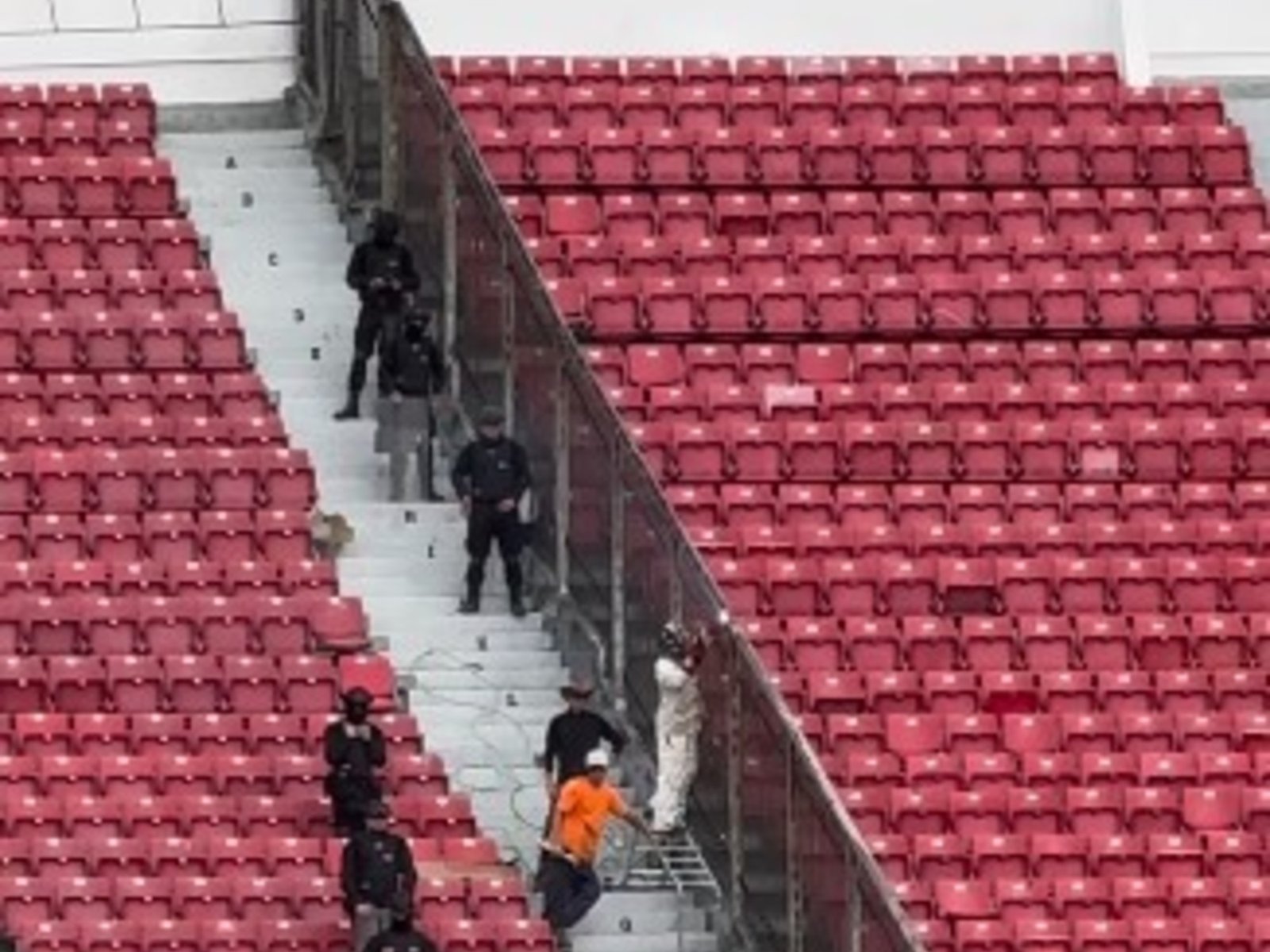 Insólito el fútbol chileno: sueldan una reja en pleno partido de Colo Colo :: Olé