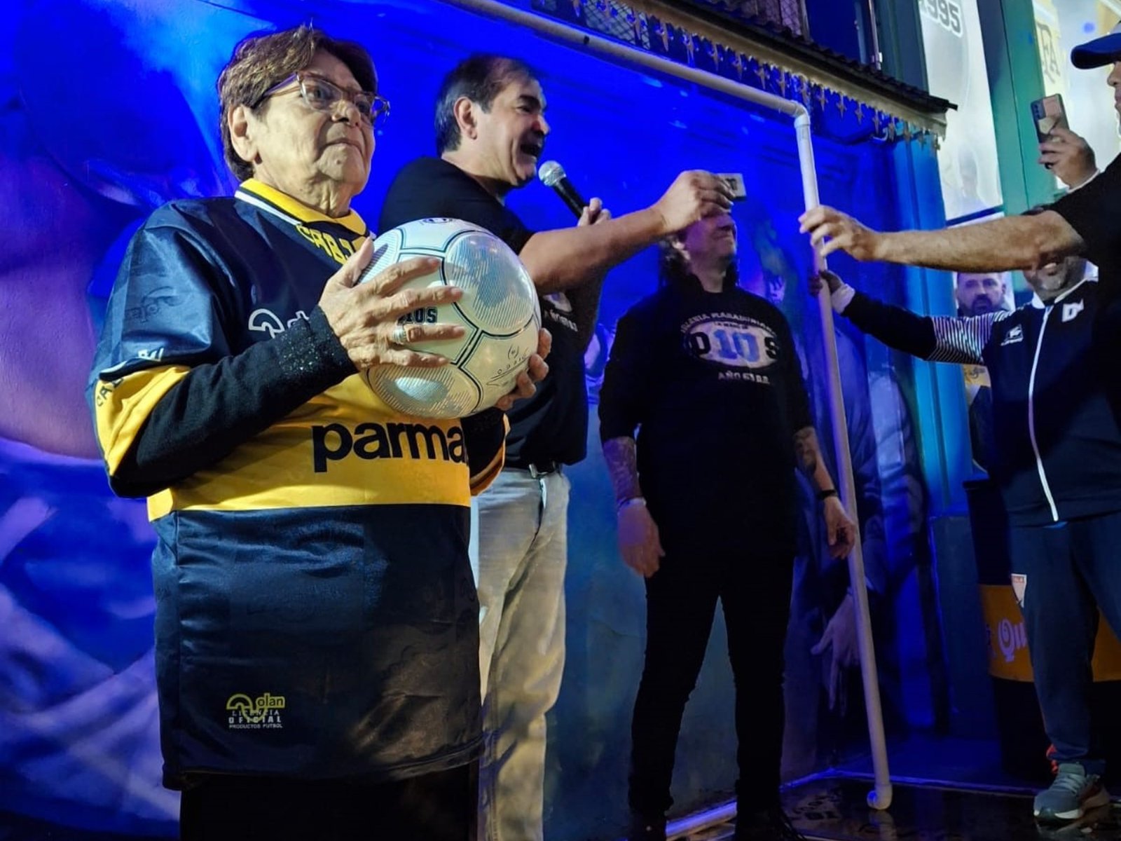 La Navidad Maradoniana llegó con bautismos y emoción :: Olé