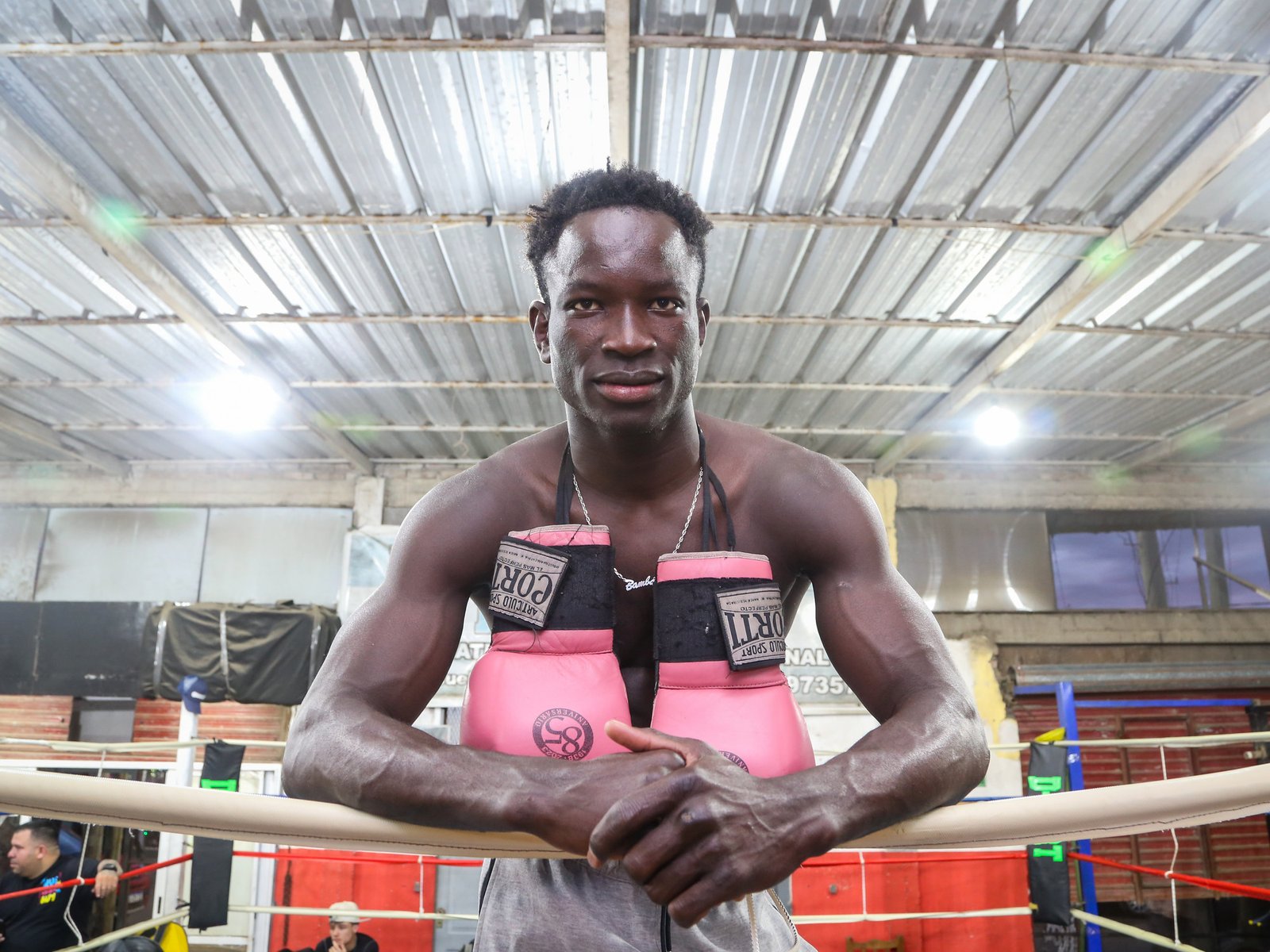La vida de película de Touba Niang, el senegalés que llegó a la Argentina y pasó de vender anteojos en la calle a ser un fenómeno del boxeo