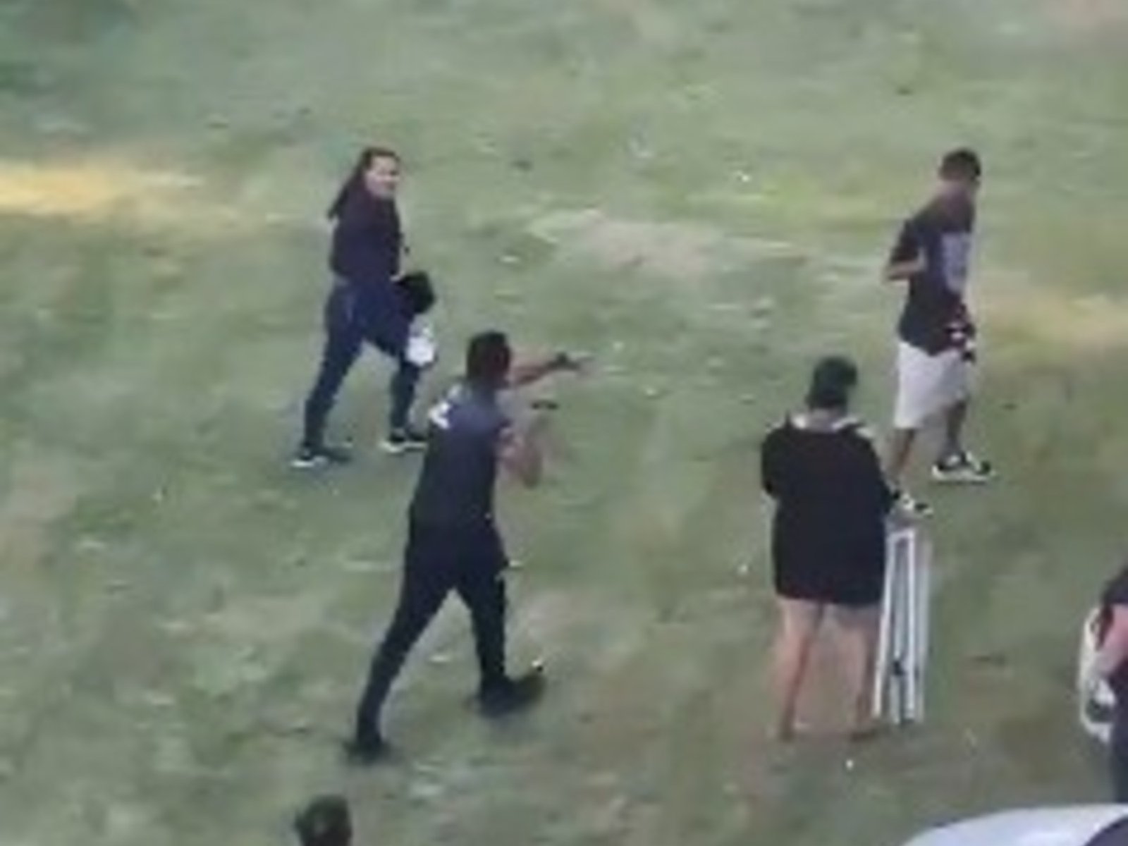 Momento insólito en Brasil: un cuarto árbitro sacó un arma tras una discusión :: Olé