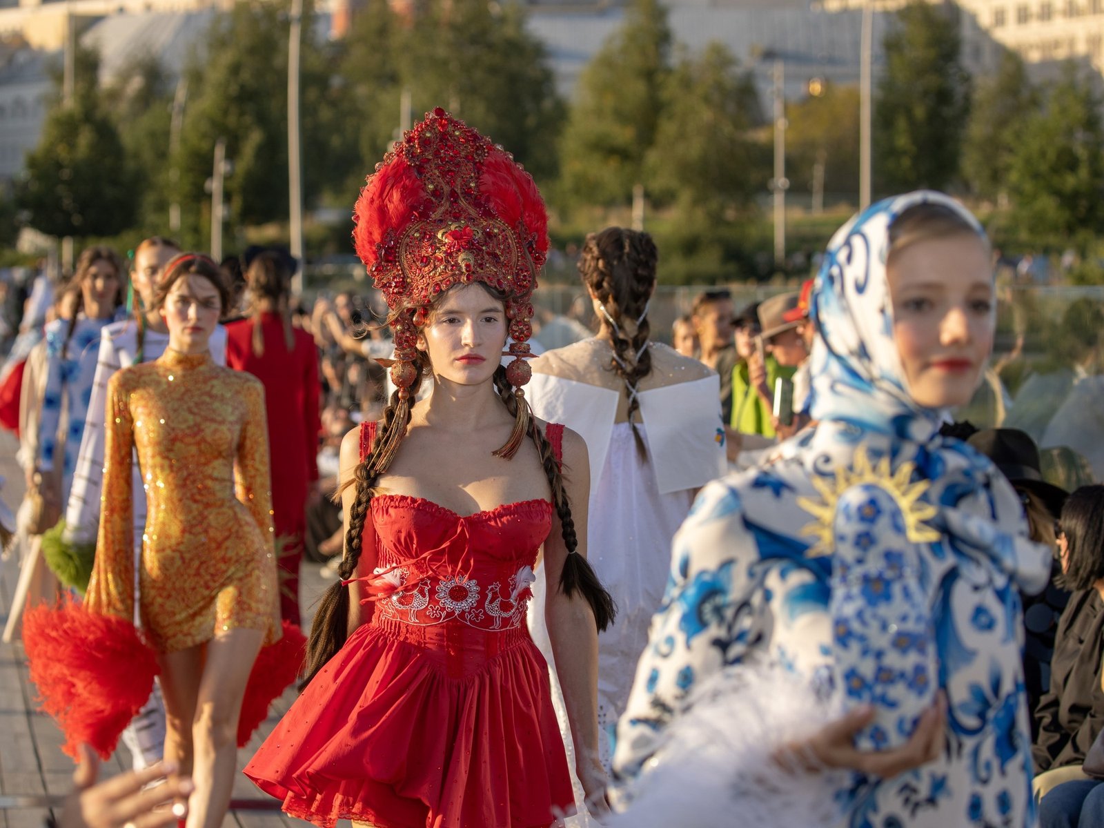 Quién es la diseñadora rusa que viste a Beyoncé, Jennifer Lopez y Paris Hilton e impactó con su desfile en Moscú Fashion Week