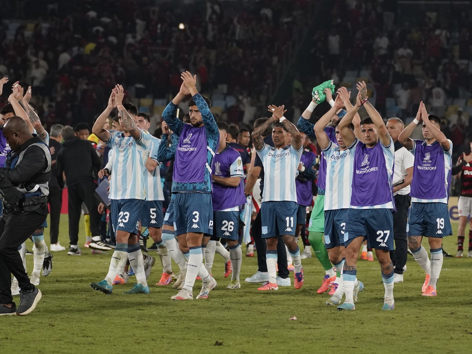 Racing resistió por Cambeses pero una carambola le dio la ventaja mínima a Flamengo en la semifinal de la Copa Libertadores, que se define en Avellaneda