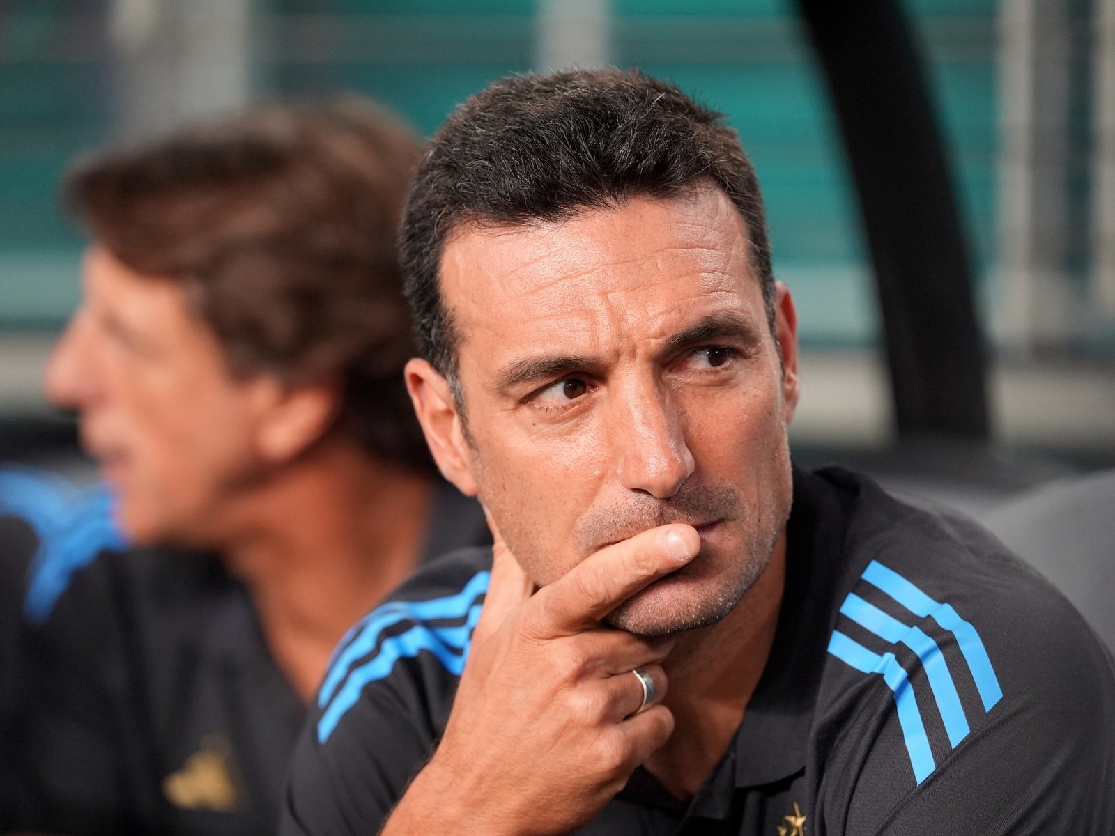 Scaloni, de “lo de Messi lo decidí yo” a “el martes jugarán los nuevos” :: Olé