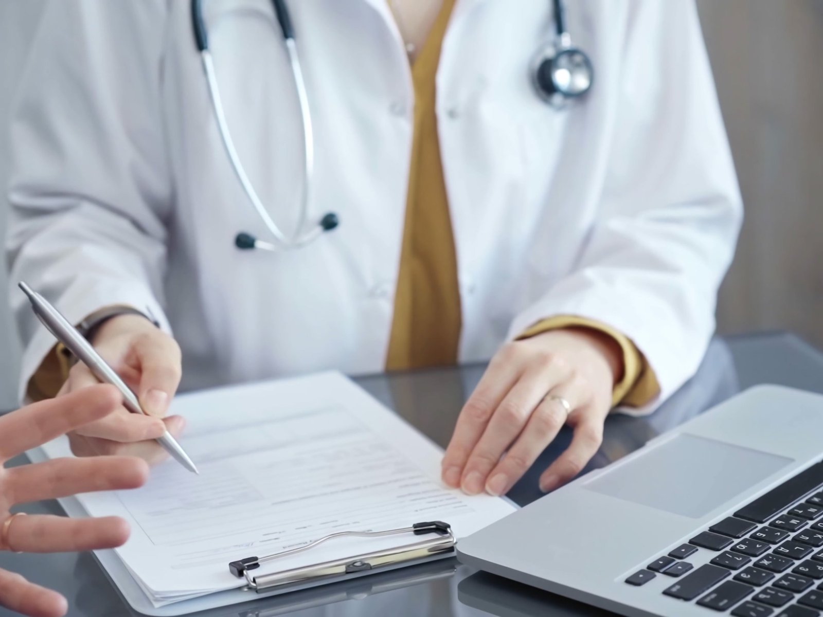 Su seguro médico se negaba a cubrirle un tratamiento y encontró una forma rápida y sencilla de resolverlo