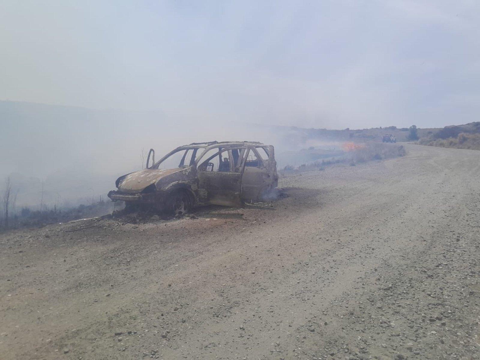 Un auto se prendió fuego y provocó un incendio en un parque nacional de Córdoba: 14 vehículos carbonizados