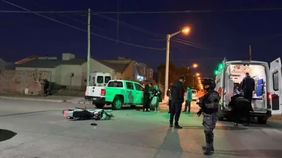 Un motociclista resultó herido tras una fuerte colisión con una camioneta