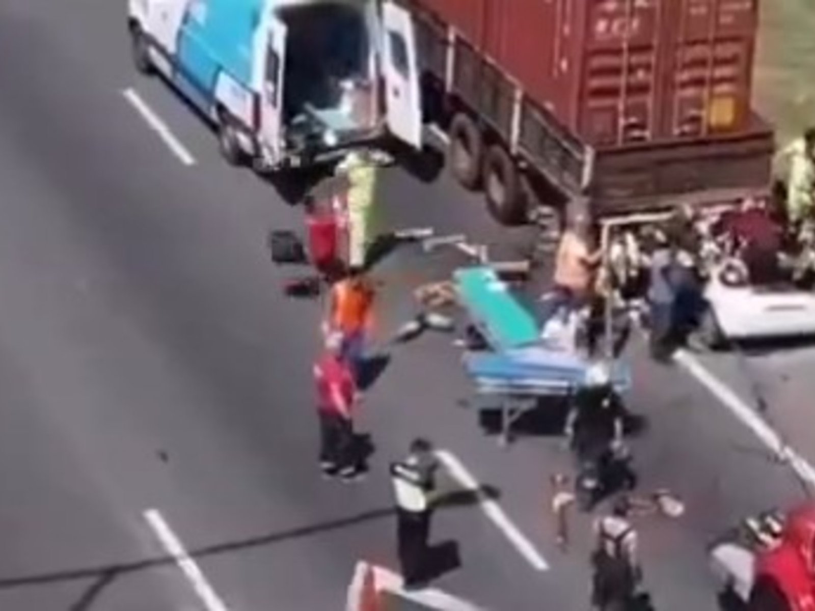 Un rescatista resultó herido por una tijera neumática que usaban para sacar a un auto que se incrustó debajo de un camión en la Panamericana