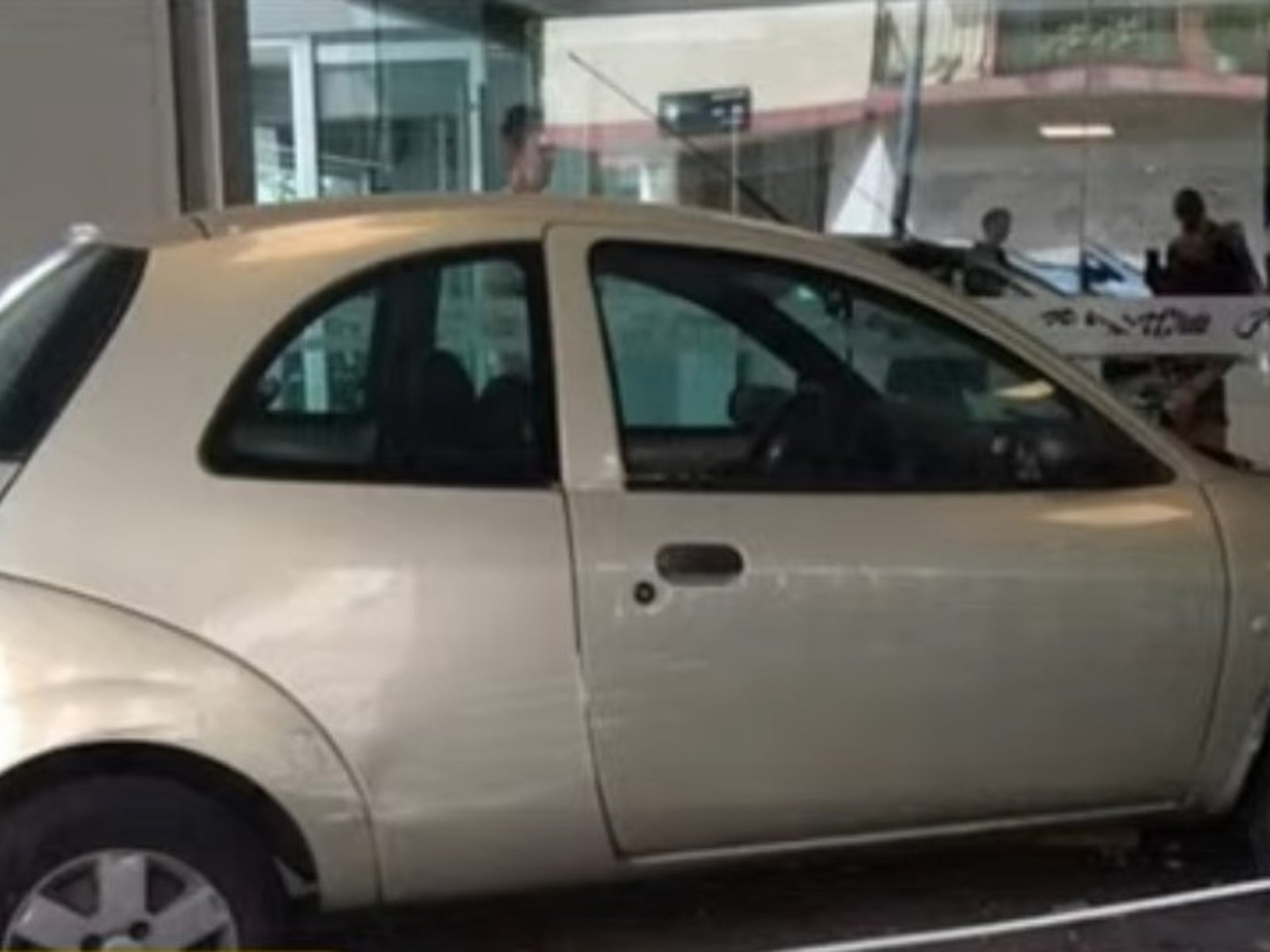 Un violento choque en San Cristóbal terminó con una mujer arrollada y un auto adentro de un gimnasio