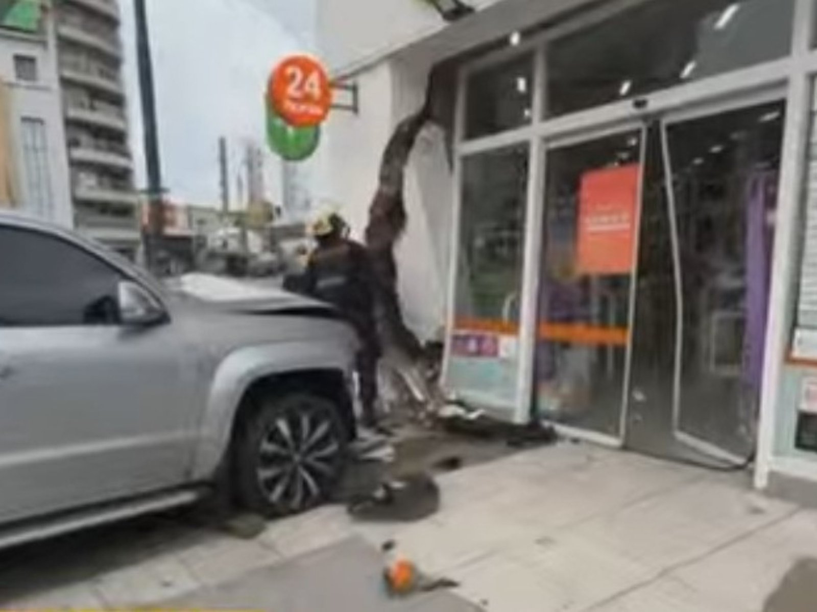 Una camioneta embistió a un auto y tras el choque destruyó el frente de una farmacia frente al Cid Campeador