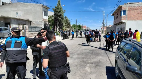 Una de las policías que sufrió quemaduras durante los incidentes en Puerto Madryn seguirá internada varios meses