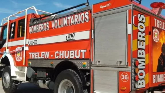 Una vivienda de dos plantas se quemó casi completamente y la hija de los dueños se salvó de milagro