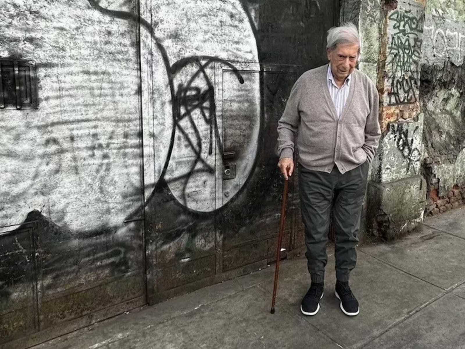 Vargas Llosa vivió la antesala de su muerte con ritual diario de ir a sitios de sus obras
