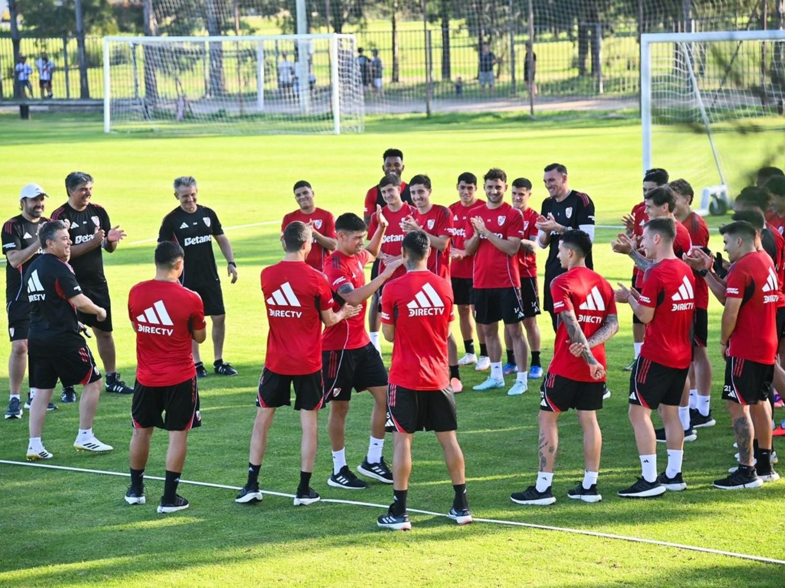 Video: el emotivo reconocimiento a Rivero en River por la convocatoria a la Selección :: Olé