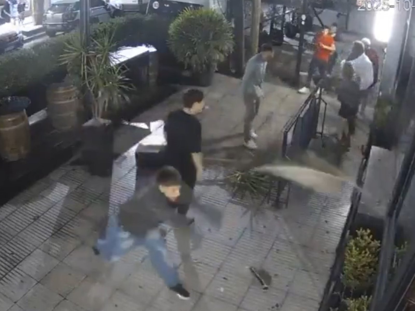 Violenta pelea en un boliche de Lanús: lluvia de piedras, vidrios rotos y acusaciones cruzadas
